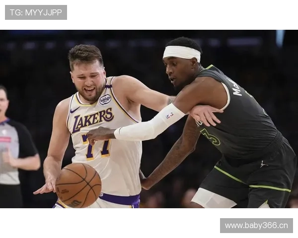 东契奇撤步三分连中砍10分 湖人首节21比18反超独行侠篮球赛场